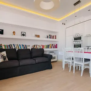 Modern Across The Ponds Apartament